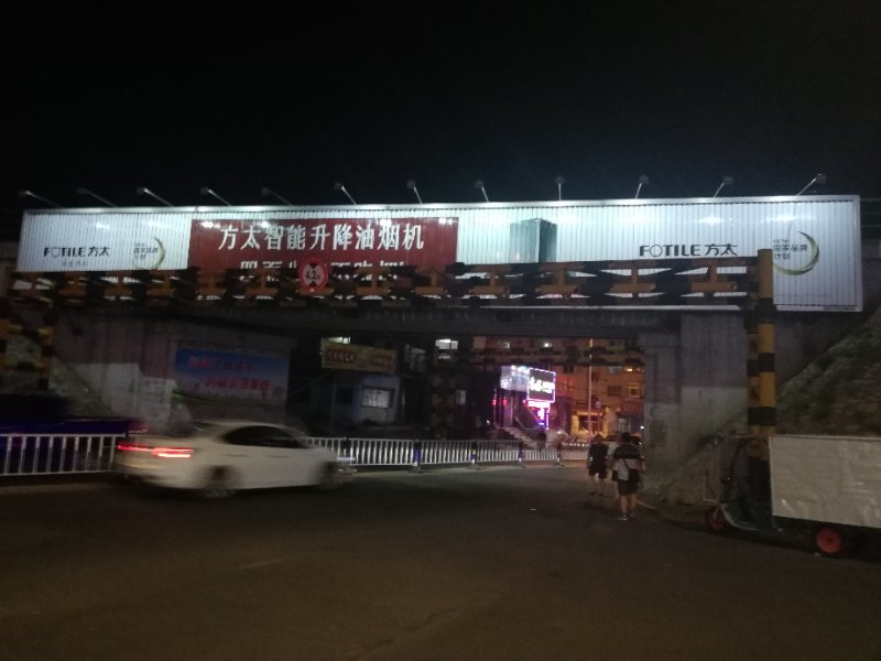 張家口鉆石路高廟天橋三面翻廣告